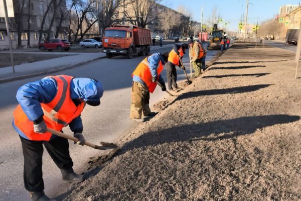 В Астрахани в выходные дни с улиц убрали десятки тонн мусора