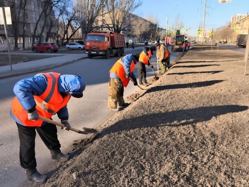 В Астрахани в выходные дни с улиц убрали десятки тонн мусора