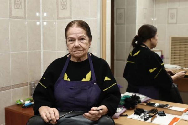Подстригала Бородина и Гужвина, брила шею Хрущёву: парикмахер с 74-летним стажем работает в Астрахани 