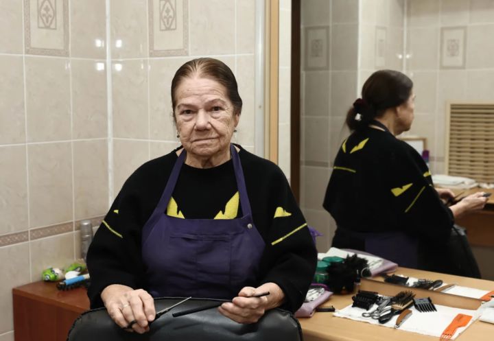 Подстригала Бородина и Гужвина, брила шею Хрущёву: парикмахер с 74-летним стажем работает в Астрахани 