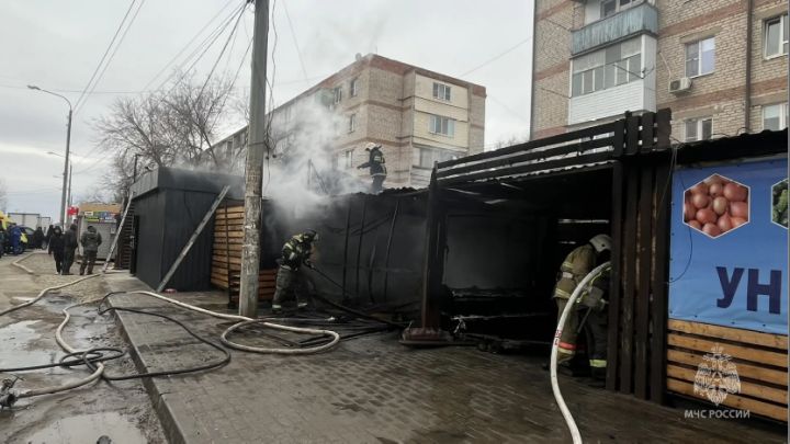 Стала известна причина крупного пожара в торговых павильонах Астрахани