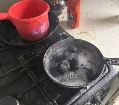 Только не вода! Как затушить сковороду с горящим маслом 