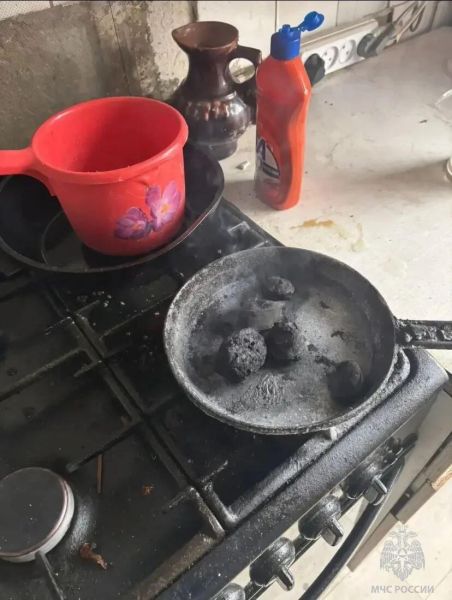 Только не вода! Как затушить сковороду с горящим маслом 