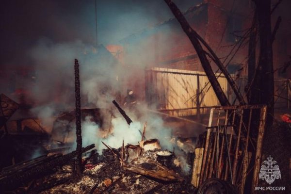 Крупный пожар тушили в центре Астрахани