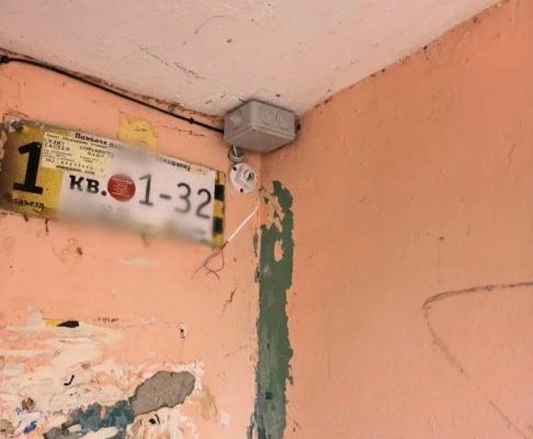 Камера возле подъезда астраханской многоэтажки привела к нехорошей истории