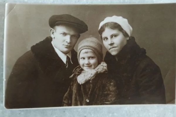 Фотокарточки на память. Нужно ли их хранить или «всё помнит интернет»?