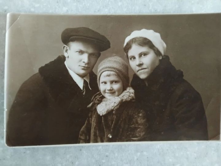 Фотокарточки на память. Нужно ли их хранить или «всё помнит интернет»?