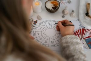 Искусство флирта: 5 знаков зодиака, для которых внимание — жизненная необходимость