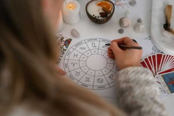 Искусство флирта: 5 знаков зодиака, для которых внимание — жизненная необходимость