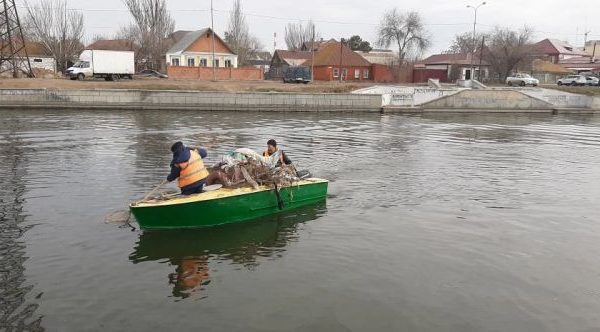 В астраханских каналах вылавливают интересные вещи