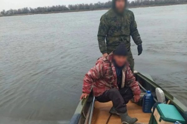 В Астраханской области спасли унесенного на льдине человека