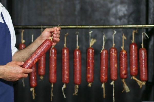 В Астрахани обнаружили лишний антибиотик в большой партии импортной колбасы