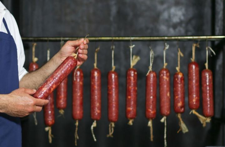 В Астрахани обнаружили лишний антибиотик в большой партии импортной колбасы