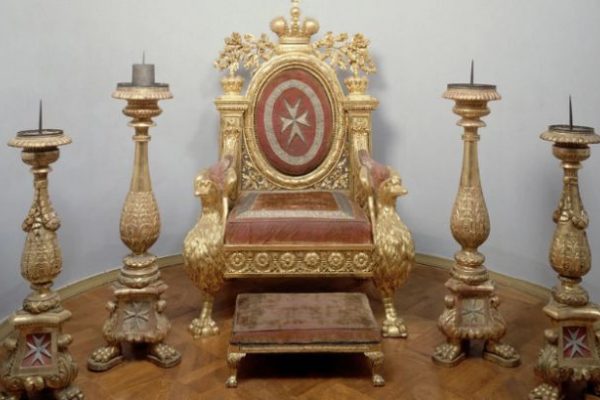 Посидел на троне Павла и получил штраф в 850 тысяч рублей 