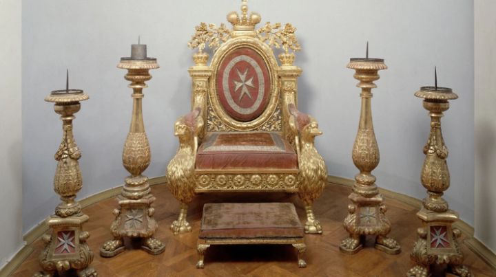 Посидел на троне Павла и получил штраф в 850 тысяч рублей 