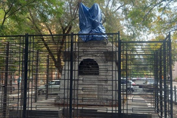 Что ждет памятник со 100-летней историей в самом центре Астрахани 