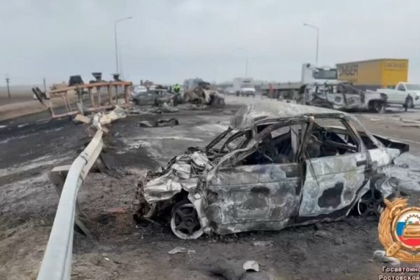 В огненной аварии с бензовозом в Ростовской области погибли три человека и четверо пострадали