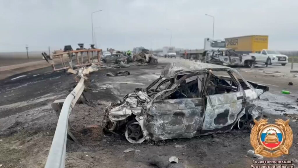 В огненной аварии с бензовозом в Ростовской области погибли три человека и четверо пострадали