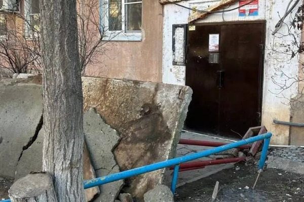 В центре Астрахани рухнул козырек над подъездом пятиэтажки - PRO Астрахань