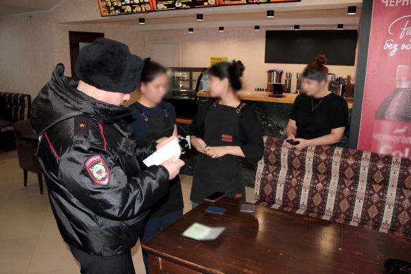В астраханских кафе и общежитиях массово искали нелегалов: десятки человек выдворят из страны | АРБУЗ