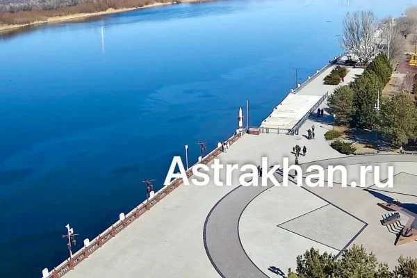 Астраханцы сообщают о мазутном пятне в акватории Волги на центральной набережной