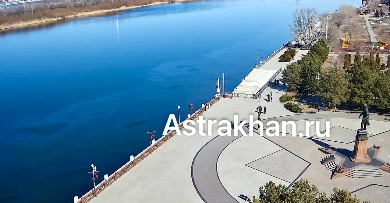 Астраханцы сообщают о мазутном пятне в акватории Волги на центральной набережной