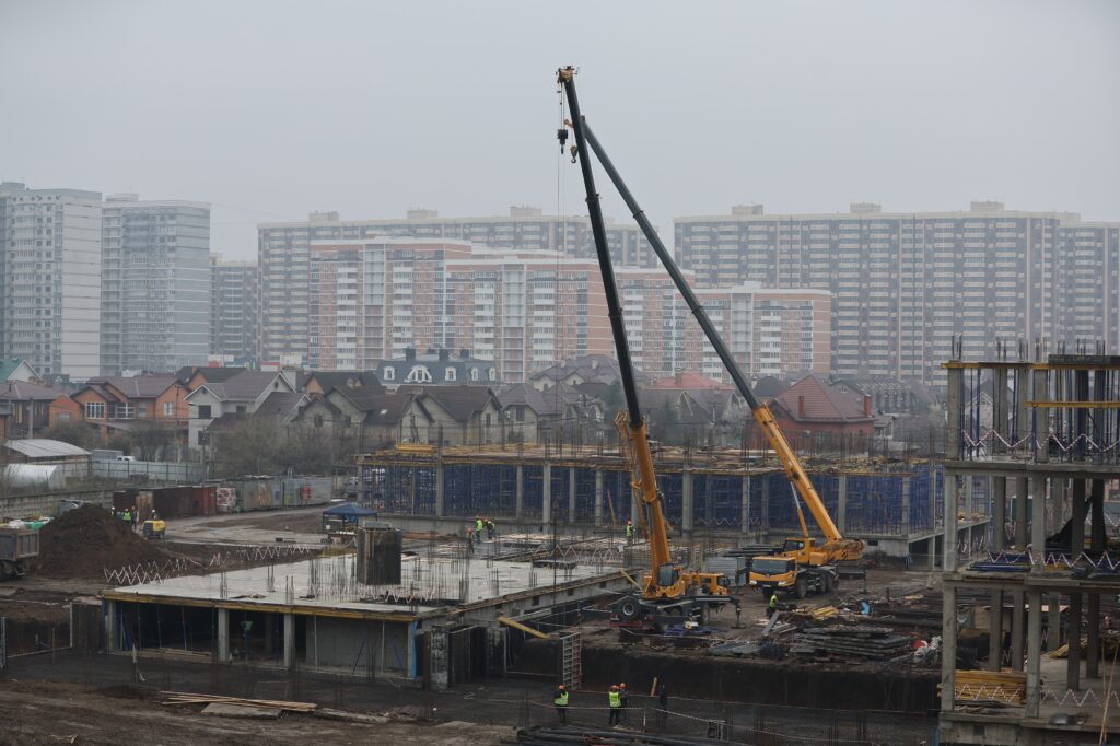 В Прикубанском округе Краснодара возводят образовательный кластер на 1880 мест