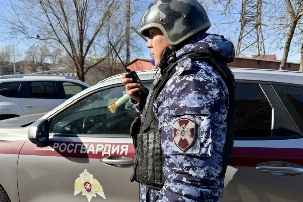 В Астрахани молодая мать пыталась вынести из магазина в детской коляске тюльпаны