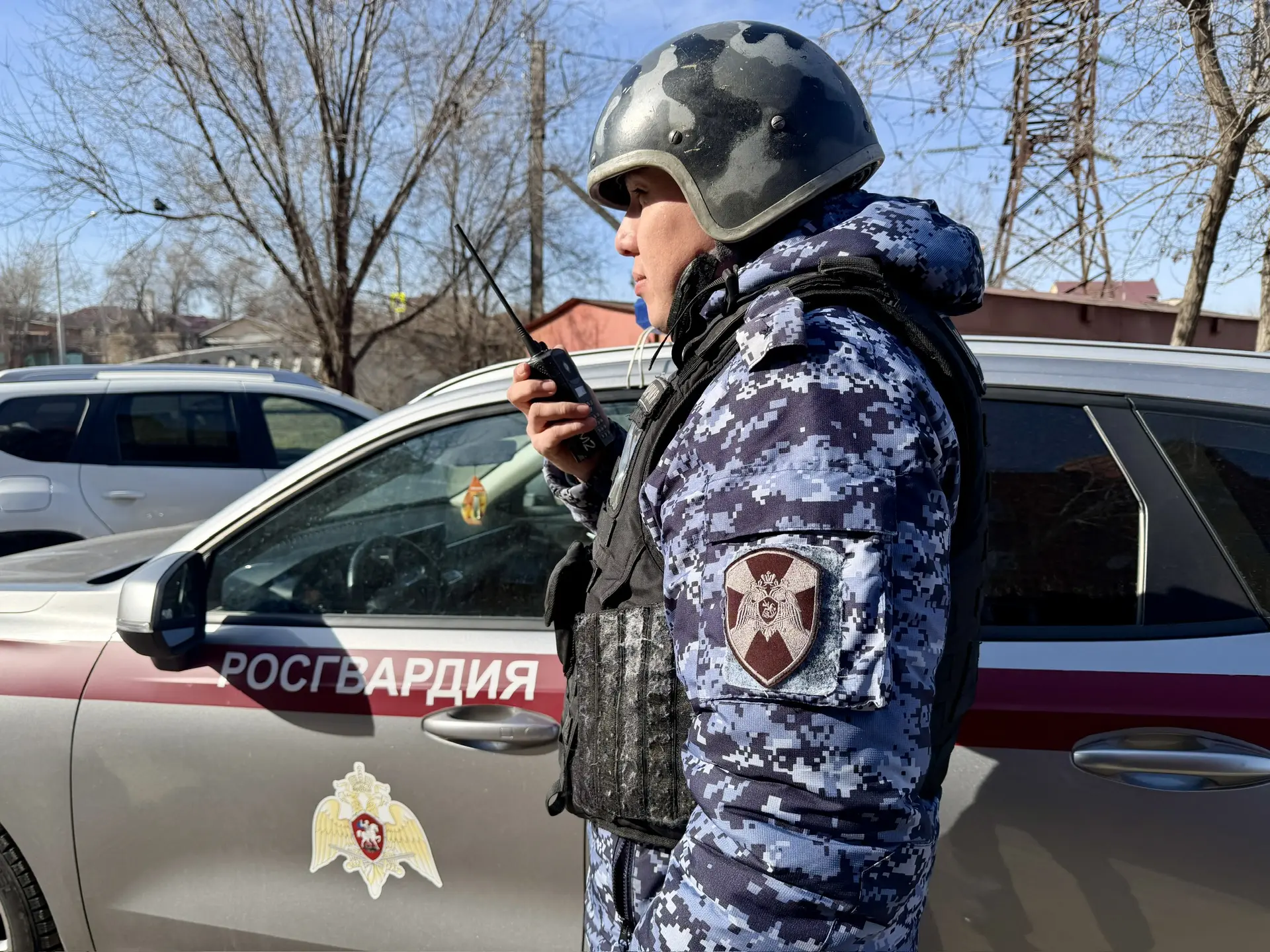 В Астрахани молодая мать пыталась вынести из магазина в детской коляске тюльпаны