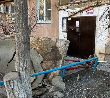 В Астрахани рухнул козырек над подъездом пятиэтажки