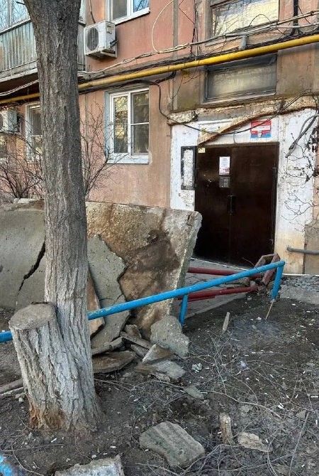 В Астрахани рухнул козырек над подъездом пятиэтажки