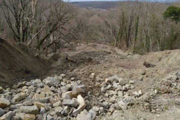 На дороге к посёлку Ласточка в Туапсинском округе произошёл обвал грунта 