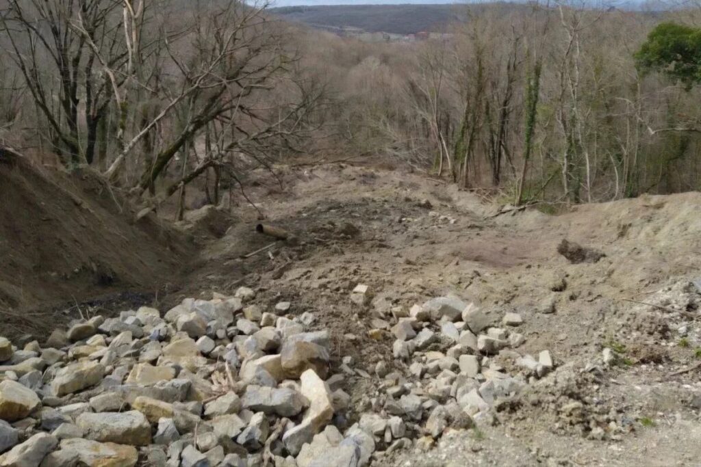 На дороге к посёлку Ласточка в Туапсинском округе произошёл обвал грунта 