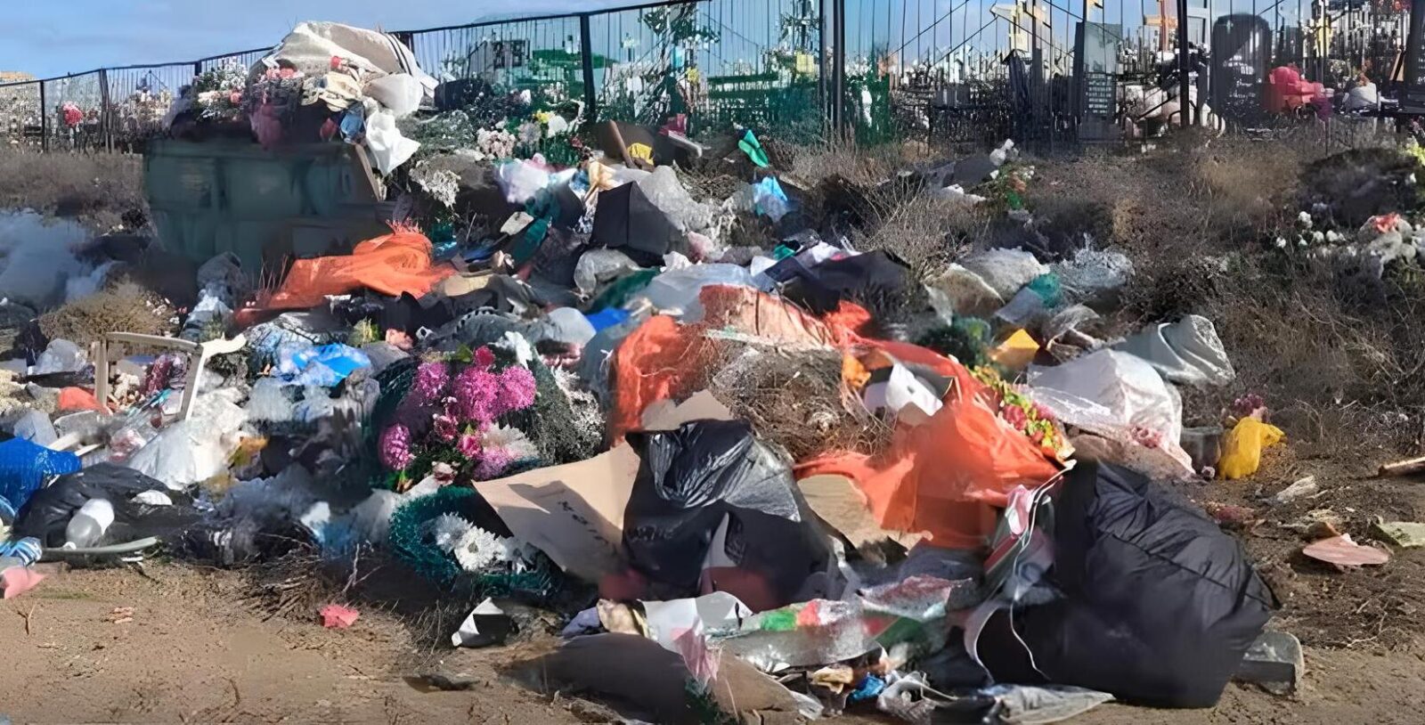 Астраханцы бьют тревогу из-за кладбища, превращающегося в свалку - PRO Астрахань