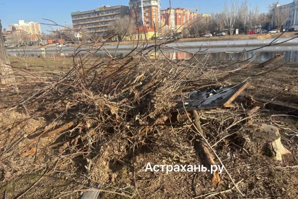 В Астрахани кучи мусора портят набережную Кутума