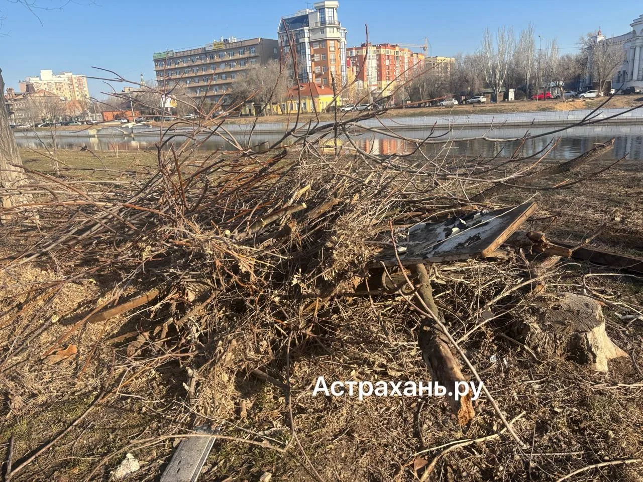 В Астрахани кучи мусора портят набережную Кутума