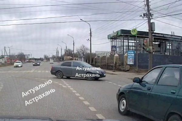 Проскочил в миллиметре: астраханец чуть не совершил две аварии подряд | АРБУЗ