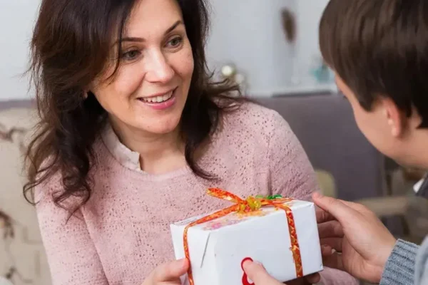 Идеи подарков на 8 марта: то, что порадует любую женщину