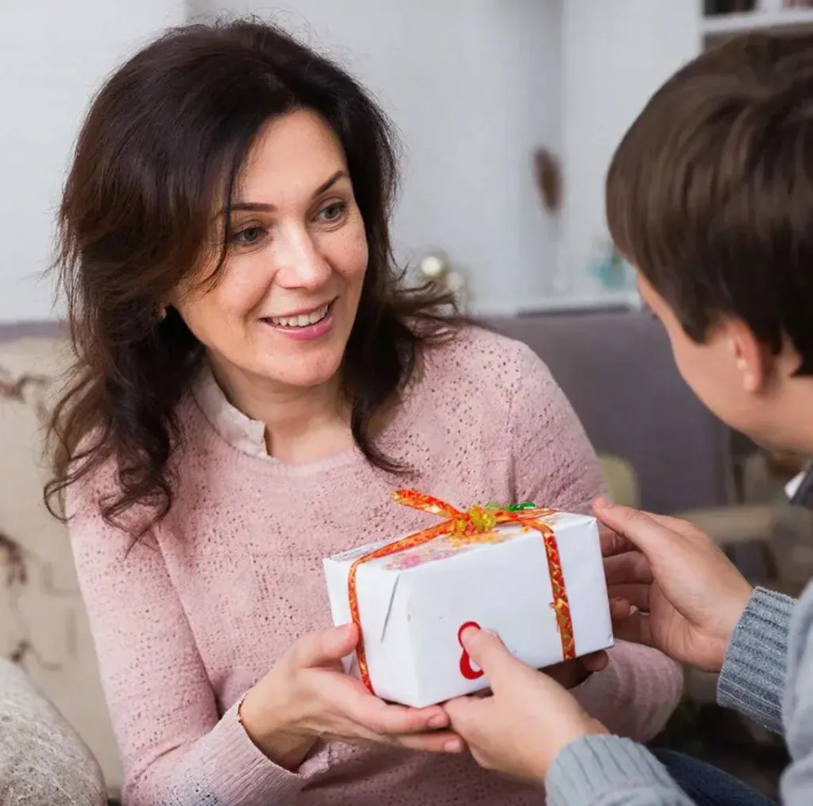 Идеи подарков на 8 марта: то, что порадует любую женщину