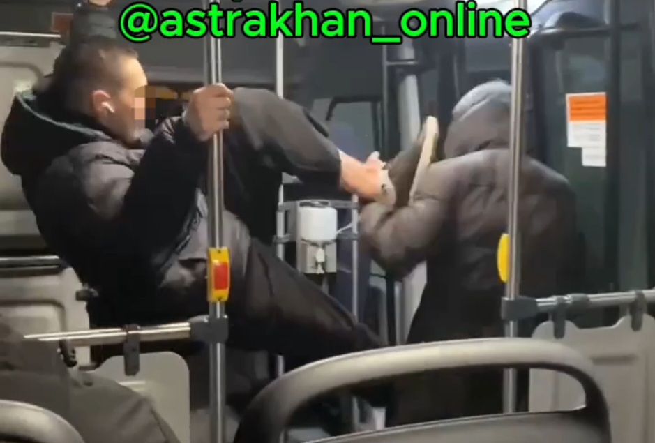 В Астрахани нашли подростков, которые жестко подрались в автобусе, один из них подросток | АРБУЗ