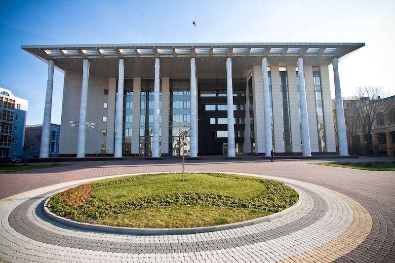 В Краснодаре суд обязал экс-сотрудницу МВД вернуть государству крупную сумму